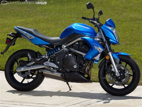 The chassis has been tweaked to isolate vibration, and suspension quality was also improved in response. Kawasaki ER 6N 2009 Fotos | Top Motos