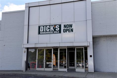 Dick S Sporting Goods Opens Warehouse Sale Store In Crossgates