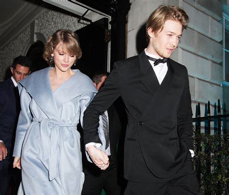 Taylor swift has successfully dated a slew of hollywood heartthrobs and has a penchant for every one of taylor swift's ex boyfriends. Taylor Swift Kisses Boyfriend Joe Alwyn at the NME Awards