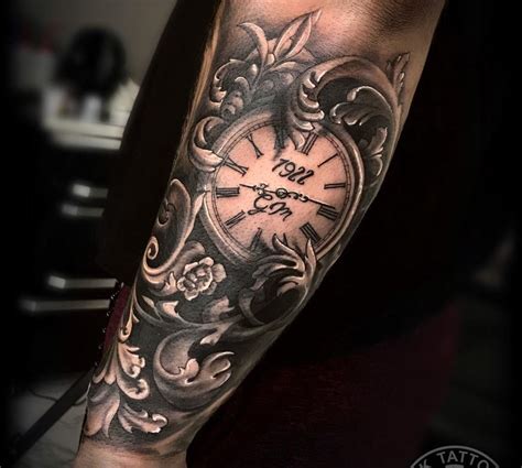 Estos tattoos con relojes pueden implicar un momento del pasado y atesorarlos en la piel toda la vida. Tatuaje de reloj antiguo realista - Obsession Tattoo