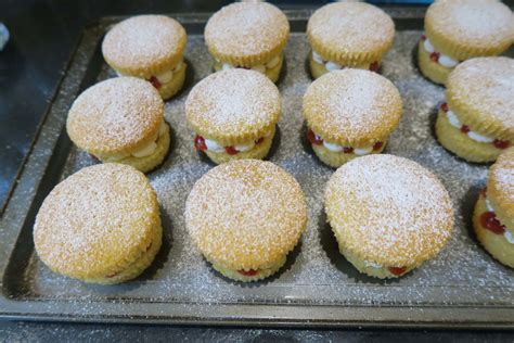 Victoria Sponge Cupcakes The Baking Explorer