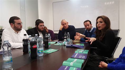 נולדה בשם עומר שיינה גילינסקי בתל אביב, למשפחה חילונית. עומר ינקלביץ גנץ : עומר ינקלביץ': "השמועות על רומן עם גנץ ...