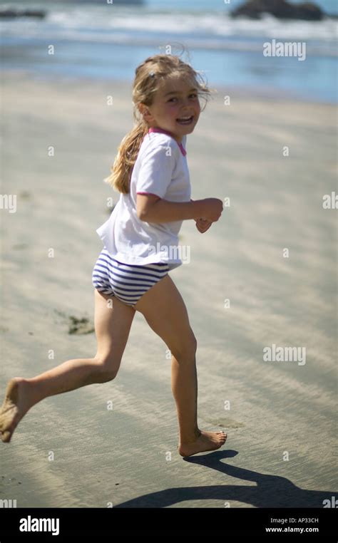 Chica Corriendo En La Playa De Poco Okains Bay En Marea Baja Okains