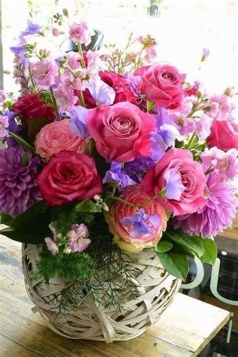 Main généreuse, donne son coeur et sa fleur. bouquet de fleurs