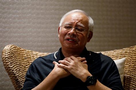 Mantan perdana menteri malaysia, najib razak, akhirnya ditahan polisi, terkait kasus skandal 1mdb. Disadap KPK Malaysia saat Jadi PM, Najib Razak Shock