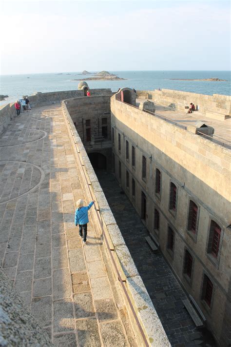 Trouvez ce que vous cherchez au meilleur prix: Sur la terrasse du Château du Taureau en Baie de Morlaix ...