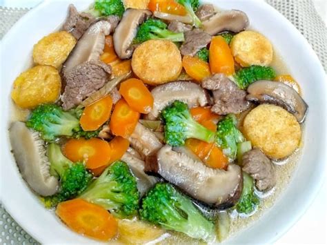 Sapo tahu may be served as a vegetarian dish, or with chicken, seafood (especially shrimp), minced beef or pork. Resep Sapo Tahu Jamur Seafood yang Lezat | Indozone.id
