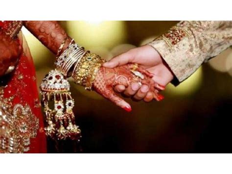 بھارت میں ہندو لڑکی سے شادی کرنے کے لیے مسلمان لڑکے نے اپنا مذہب تبدیل کر لیا مسلم لڑکے نے مذہبی