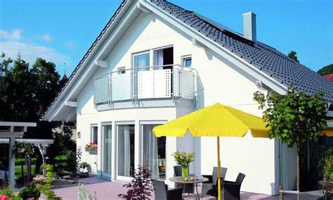 Mit einer schwörer steinfassade im eg und der holzlamellenfassade im og nimmt das haus elemente des regionalen baustils auf, neu interpretiert durch moderne fensterformate und ein 'technikdach'. Öffnungszeiten an Ostern | Schwörer haus, Haus und ...