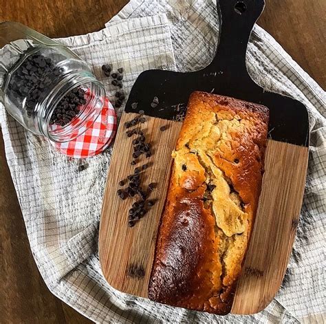 80 g de farine, 125 g de sucre, 1 sachet de levure, 1 tablette de chocolat à cuire nestlé dessert, 4 oeufs. GÂTEAU AU YAOURT & PÉPITES DE CHOCOLAT NOIR