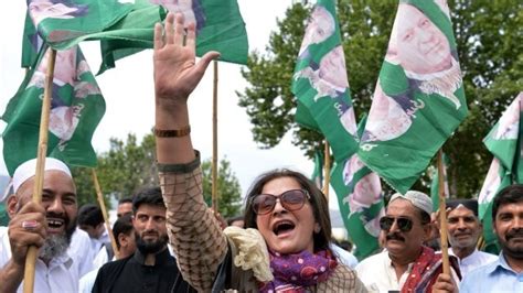 pakistan supreme court rejects call to disqualify pm nawaz sharif