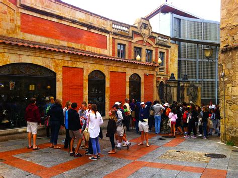 Numerosos visitantes en la exposición Gaudí y su entorno Museo Art