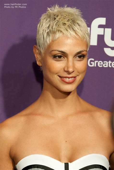 Morena Baccarins New Short Blonde Hair With Darker Tones At The Scalp