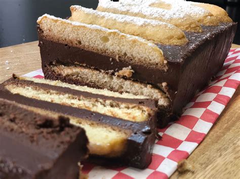 Plus besoin de vous priver, réalisez notre gâteau au chocolat sans farine à la texture fondante très facilement. Recette du gâteau au chocolat sans cuisson avec seulement ...