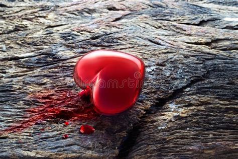 Coração E Sangue No Fundo De Madeira Conceito Médico Do Símbolo Foto
