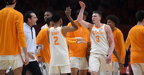 Tennessee basketball moves up in AP Top 25, Coaches Poll