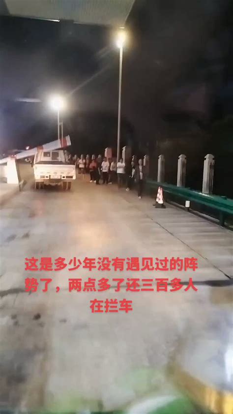 谁将十万横扫三江 On Twitter 6月2日凌晨2点，河南高速收费站，一群农民站在高速路出口拦收割机，去他们田里收麦，新闻不是说收割机