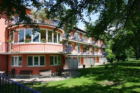 Verkauft wird ein voll unterkellertes, massiv gebautes zweifamilienhaus in sehr ruhiger wohnlage mit 1495 m² großem grundstück. 60 Best Pictures Haus Am Park Bad Neustadt / Haus am ...