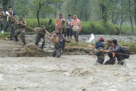 kashmir floods unpopular defence forces win hearts as 32 000 rescued [photos] ibtimes india