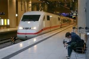 Shinkansen lahir di jepang pada tahun 1964 ketika olimpiade tokyo diadakan. Tulahan: 10 kereta api terlaju di dunia