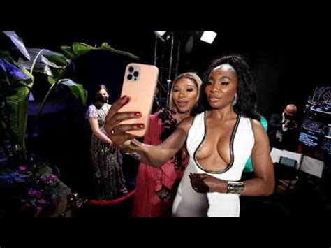 Venus Williams Suffers A Wardrobe Malfunction During The Oscars Youtube