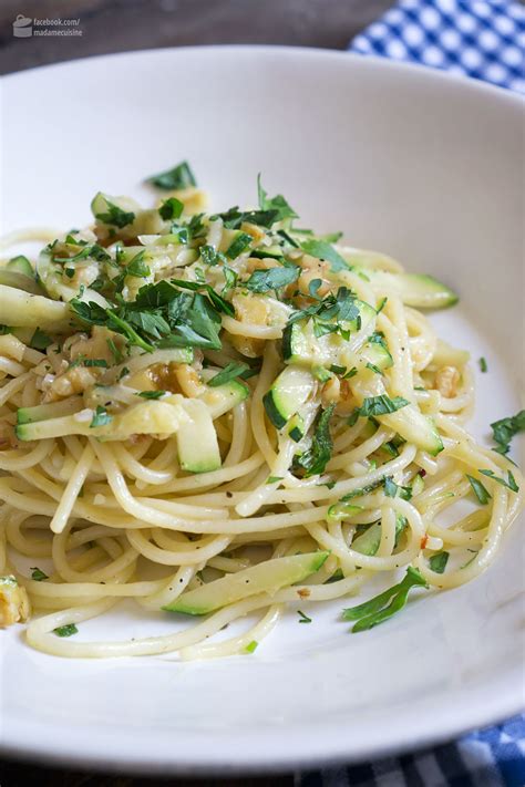 Pasta mit Zucchini und Walnüssen