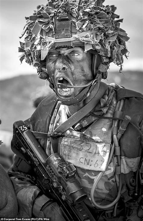 Stunning Snapshots Of Military Life Army Hands Out Prizes In Its