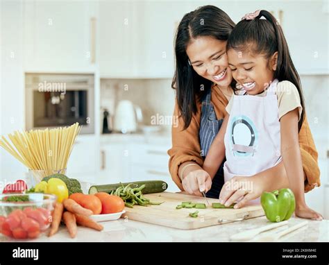 Cuisine Santé Et Mère Et Fille Dans La Cuisine Pour La Nourriture Lapprentissage Et La Salade