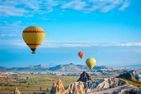 Hitta de bästa luftballong spåren i turkiet. Luftballong I Cappadocia, Turkiet Fotografering för ...