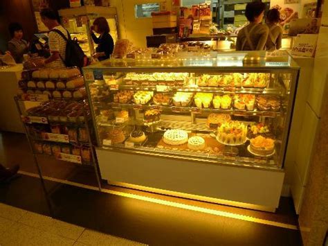 This bakery shop sells a wide selection of freshly baked cantonese biscuits and snacks. Maxim's Cake Shop - cakes (2) - Picture of Maxim's Cake ...