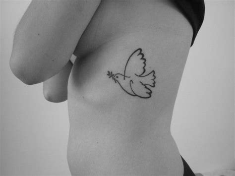 Since rib cage offers a big canvas for tattoo artists to do their magic, you can go for a plethora of tattoo designs varying in sizes and color combinations, and they will still look awesome and attractive. Small rib tattoo | Tattoo | Pinterest