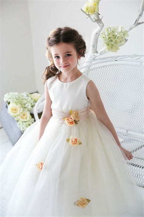 Il est constitué de vos proches parents, témoins, demoiselles d'honneur et enfants d'honneur. Tenue de mariage enfant pour produire un grand effet