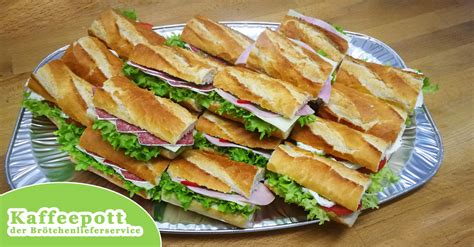 Baguettes belegt mit frischen Zutaten und leckeren Soßen