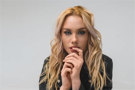 Premium Photo Blonde Girl In Lingerie Model Tests