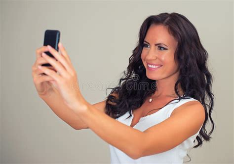 Ελκυστικό Brunette που παίρνει Selfie Στοκ Εικόνα εικόνα από Lifestyle Cellphone 44310623