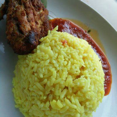 Nasi ayam merupakan salah satu menu pilihan tidak kira bangsa, tua atau muda. Resepi Nasi Kuning Bersama Ayam Berempah Dan Sambal Tumis ...