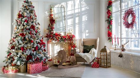 How To Decorate A Christmas Tree Professionally In Easy Steps