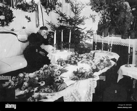 Woman grieving at husband coffin hi-res stock photography and images