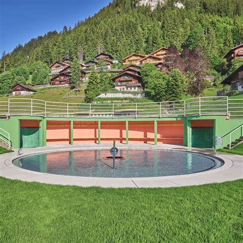 An einem geschützten plätzchen macht einfach gute laune und lässt depressionen verschwinden, sofern man welche hat. Freibad Gruebi in Adelboden: Fast freie Sicht aufs ...