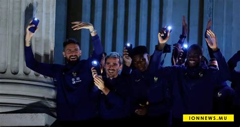 Équipe de France fumigènes clapping et Marseillaise Les images