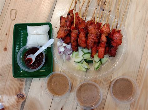 Di terengganu buah gajus lebih dikenali dengan buah jambu golok. Sedap yer Satay Willy Kuala Terengganu ni, sama macam ...