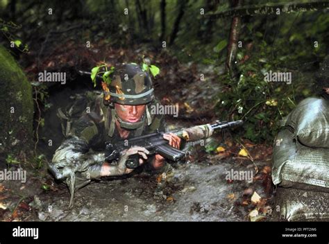 Italian Army Paratroopers Of The Airborne Brigade Folgore In Training