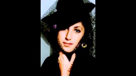 Müzeyyen senar şarkılarını bu sayfada görebilir ve dinleyebilirsiniz. Müzeyyen Senar - Melamet Hırkası - YouTube