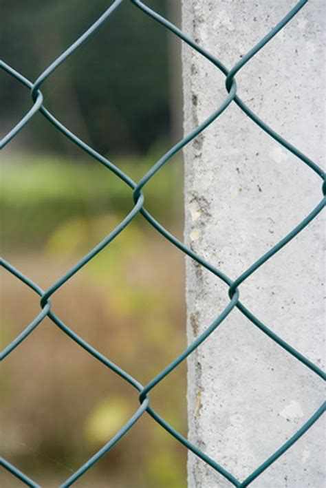 What to do with a chain link fence? How to Make an Ugly Chain Link Fence Look Better | Hunker
