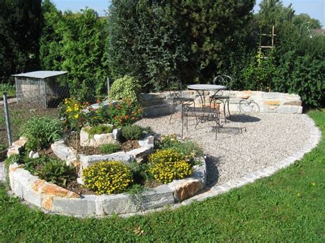 Dies wäre dann auch der anfang einer umfassenderen gartenumgestaltung, denn unser rasen war wohl früher mal rasen und jetzt eigentlich nur noch unkraut. Kräuterspirale mit Sitzplatz | Garten, Garten deko, Garten ...