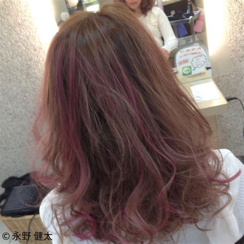 「普通」に飽きた人必見！ピンクのメッシュカラーで個性的なかわいいをget☆ hair ヘアスタイリング カラフルヘア 長髪スタイル