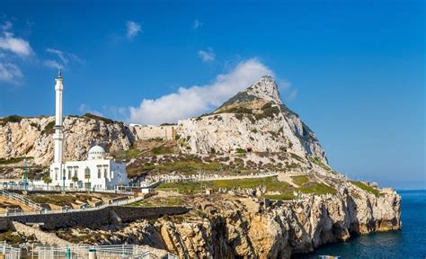 It has an area of 6.7 km2 (2.6 sq mi) and is bordered to the north by spain. Gibraltar - ein Stück England am Ende Europas
