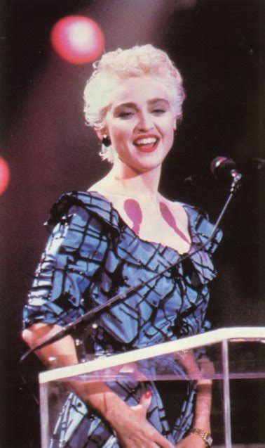 Madonna (1986 true blue) — love makes the world go round 04:30. Madonna (1986)