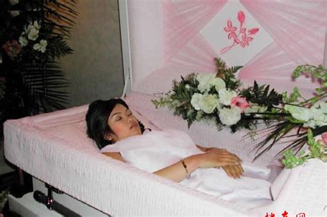 Beautıful women ın theır caskets. Beautiful Girls & Women Dead in Their Coffins