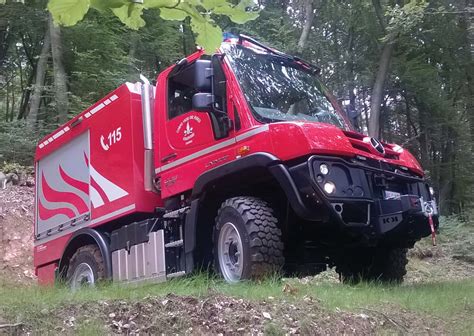 Unimog implement carriers are really popular with municipal authorities and at works depots. Un Unimog 218 per l'antincendio boschivo a Calavino ...